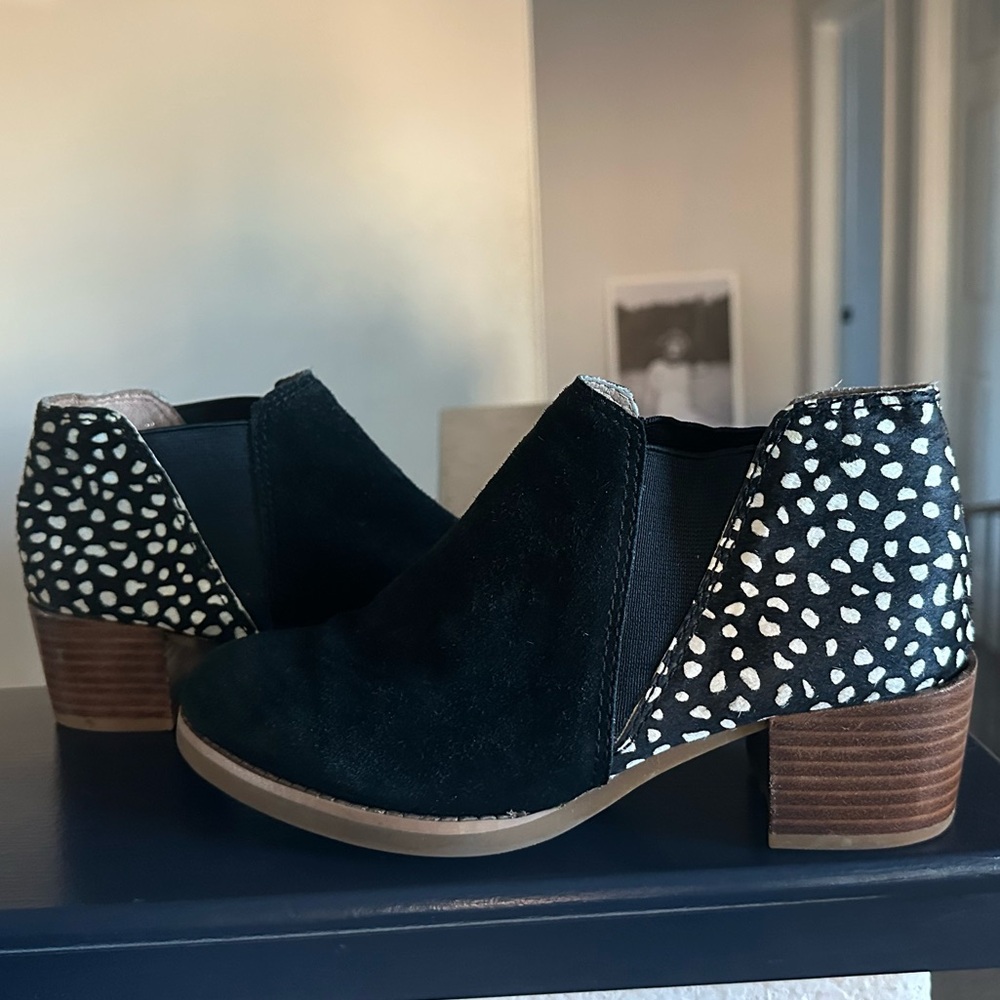NWOB! ALL BLACK Footwear Genuine Leather Animal Print Speckled Ankle Boots